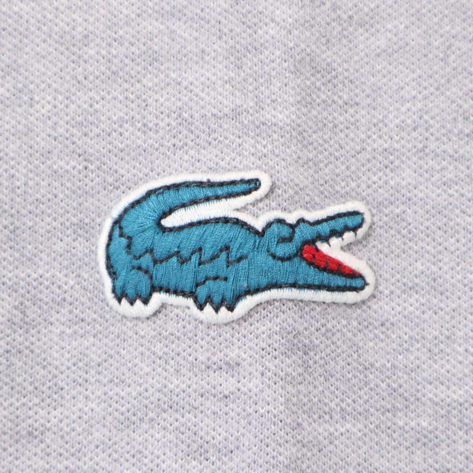 ラコステ　ポロシャツ　刺繍ロゴ　ヴィンテージ ウォッシュ加工　グレー モノグラムジャカードポロシャツ DH1417 - ラコステ（LACOSTE