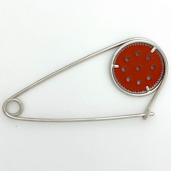 【未使用】LOEWE　ロエベ　ブローチ　メカノピン　レザー　ベージュ　シルバー LOEWE ロエベ メカノピン ブローチ MECCANO PIN グレージュ