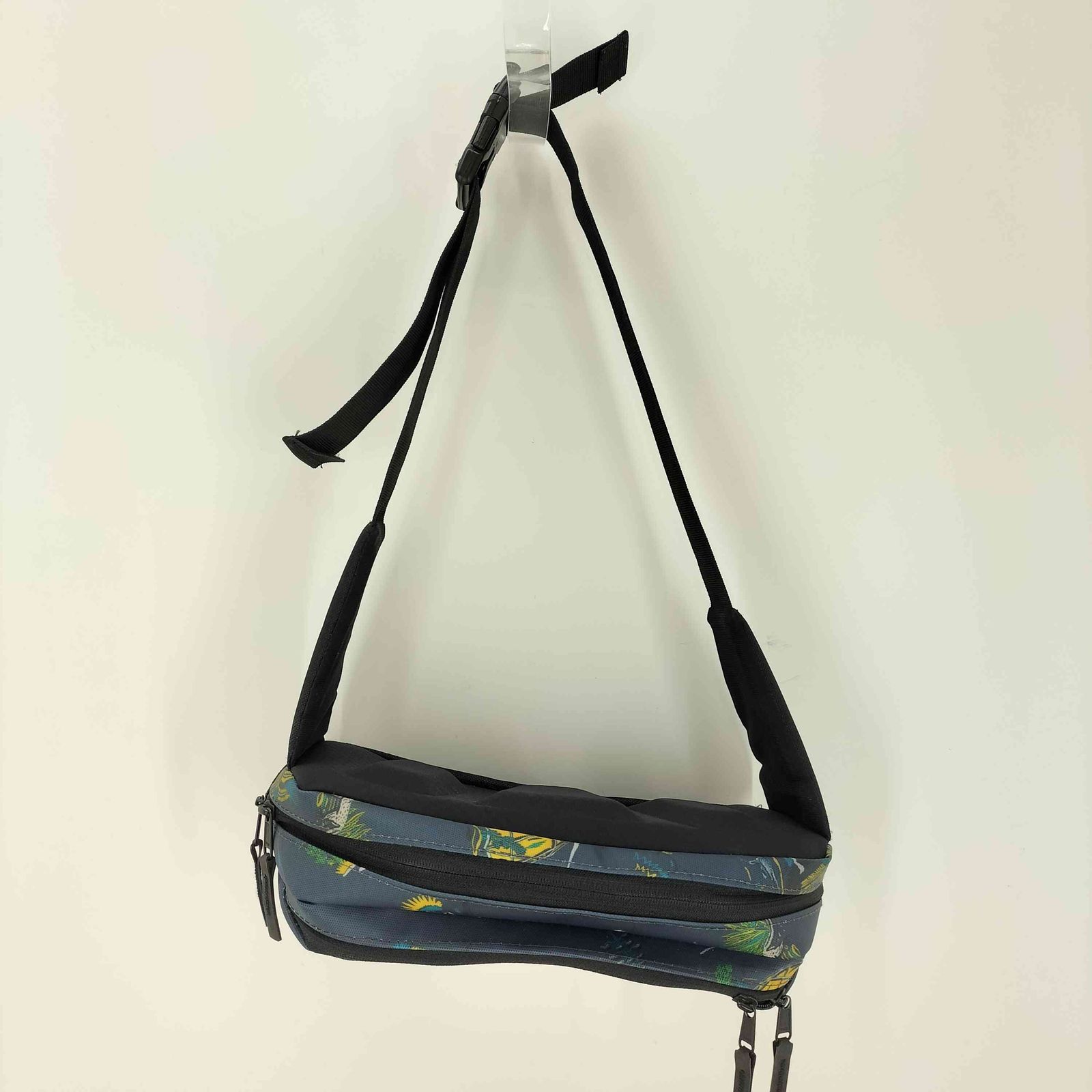 スーパードライ Superdry 極度乾燥（しなさい） アロハ柄 ボディバッグ 