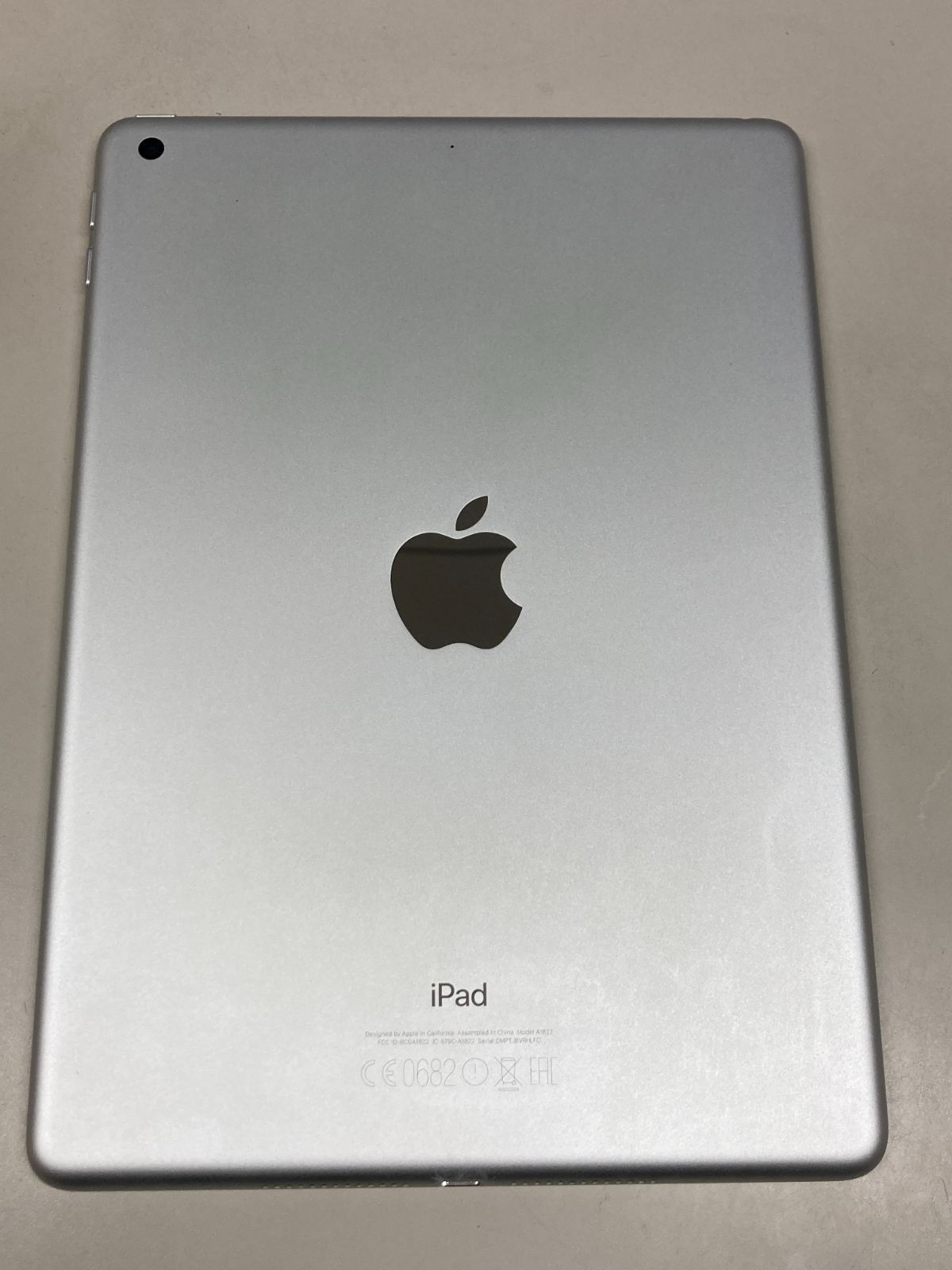 apple iPad (第5世代) Wi-Fiモデル 32GB シルバー