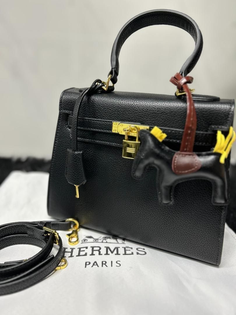 ブラックレザー ハンドバッグ オマケのチャーム付き~ - メルカリ