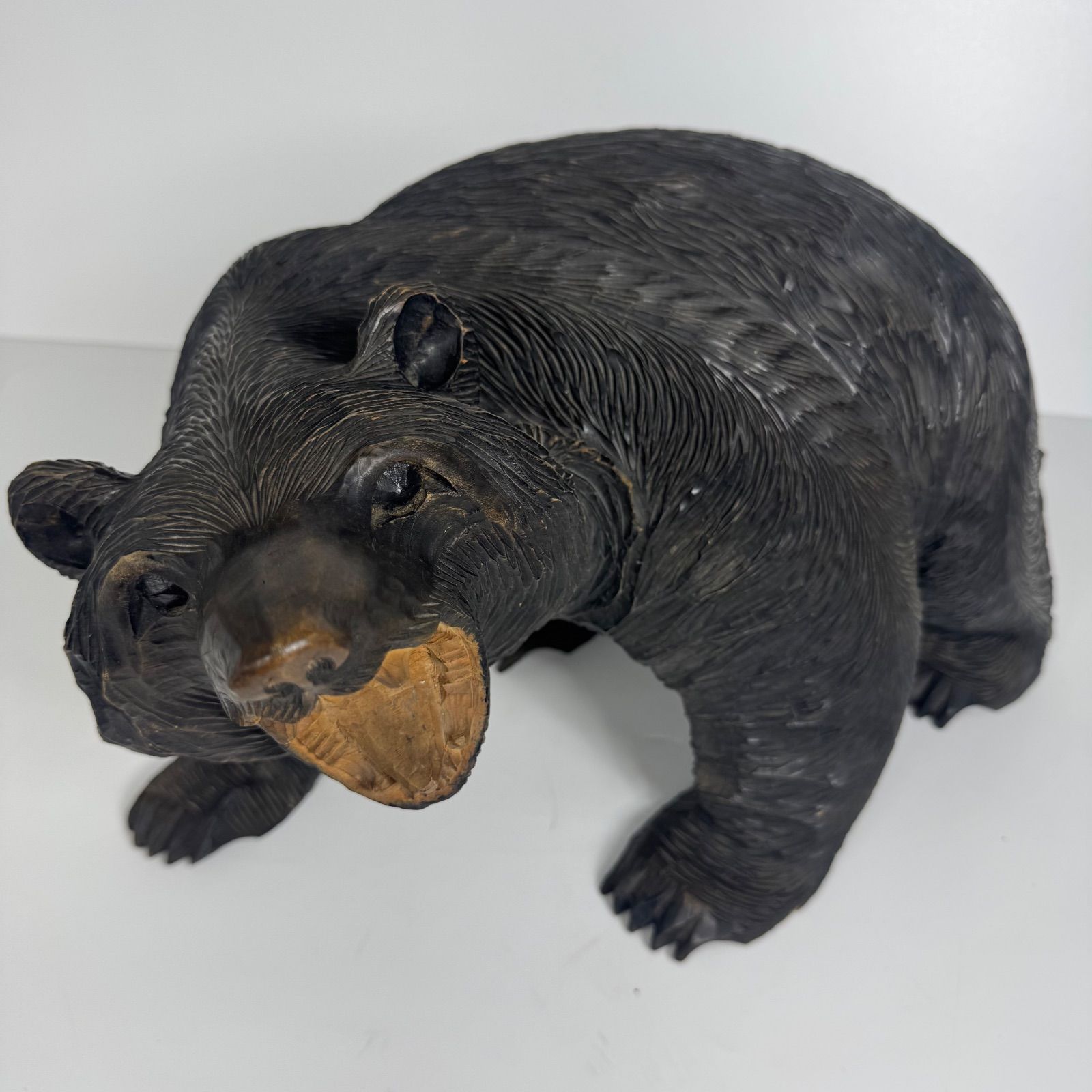 北海道伝統工芸 迫力ある木彫りの熊 作家銘あり 置物 長約48cm