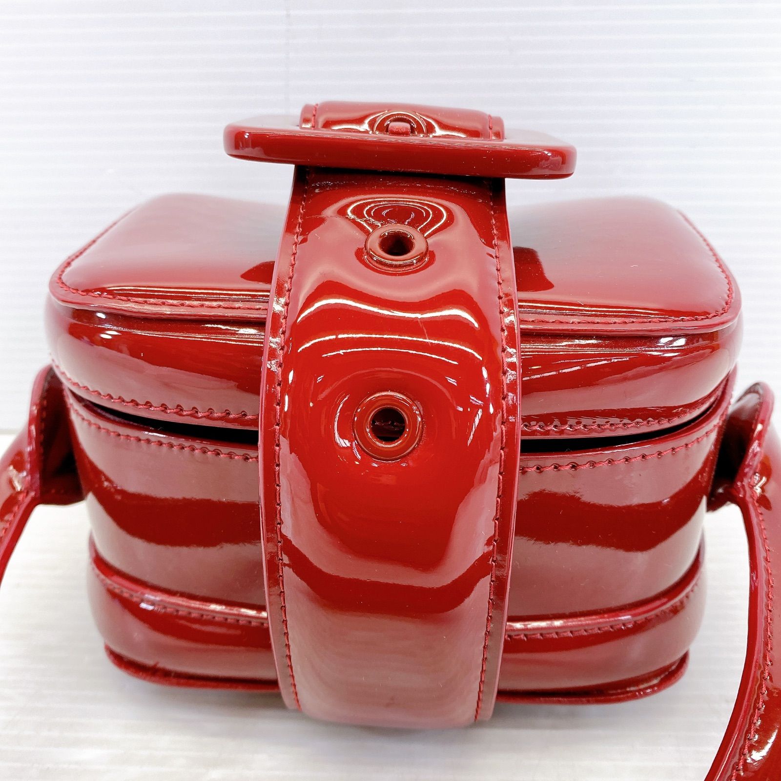□ Charles & Keith ワインレッド エナメル ミニハンドバッグ □ Charles & Keith ワインレッド エナメル ミニハンドバッグ