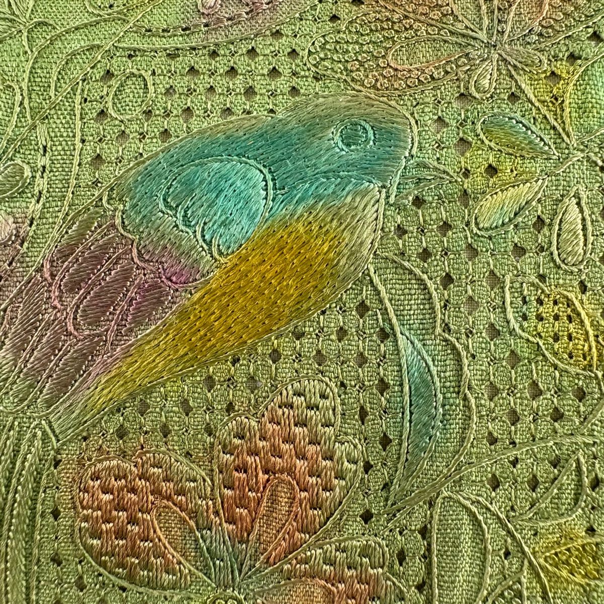 名古屋帯 秀品 紬地 向鳥 草花 刺繍 よもぎ色 正絹