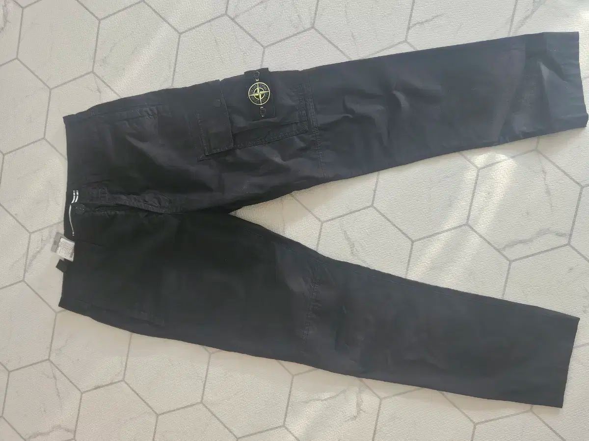 STONE ISLAND ストーンアイランド 黒 カーゴ これらはズボンです