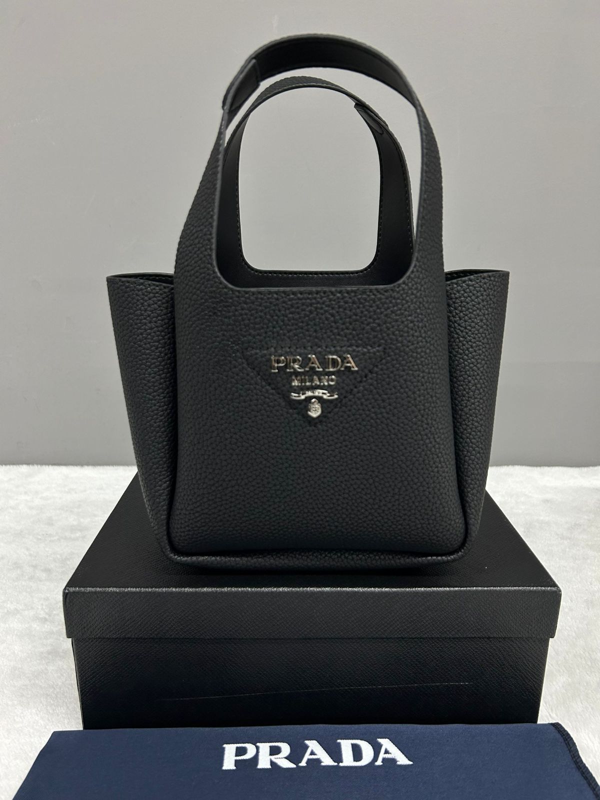 PRADA レザー トートバッグ