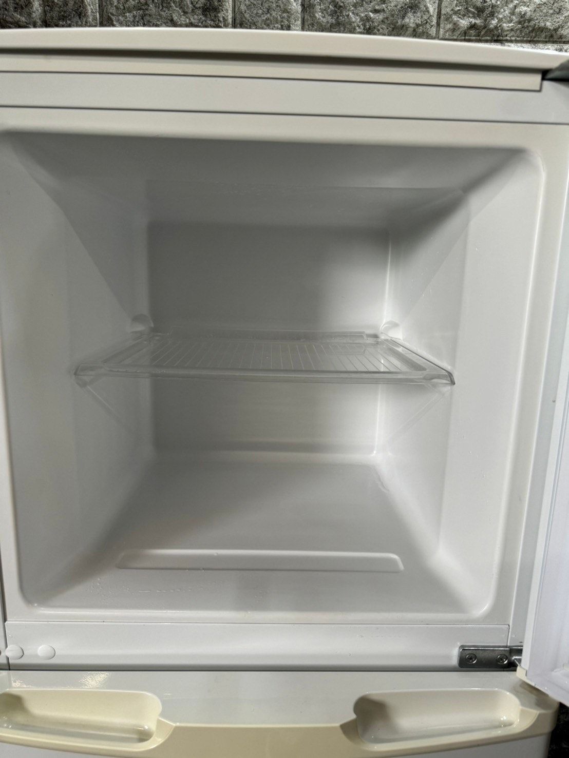 大阪送料無料★3か月保障付き★冷蔵庫★2016年★HR-B106JW★R-415 大阪送料無料☆3か月保障付き☆冷蔵庫☆2016年☆HR-