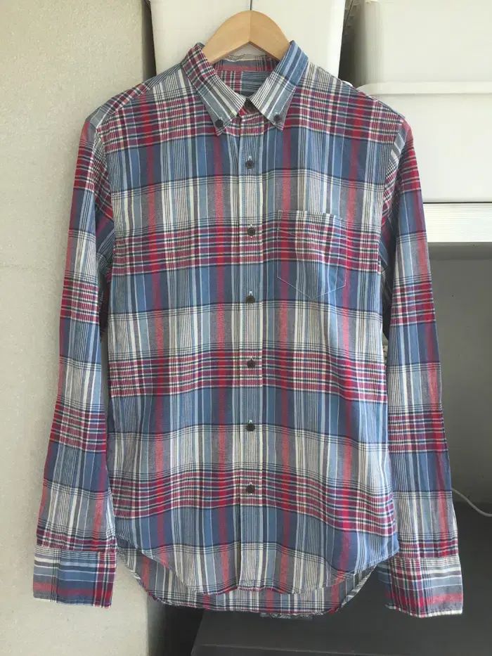Club Monaco(クラブモナコ) チェック柄 シャツ ／ ブルー+レッド 組み合わせ サイズ XS