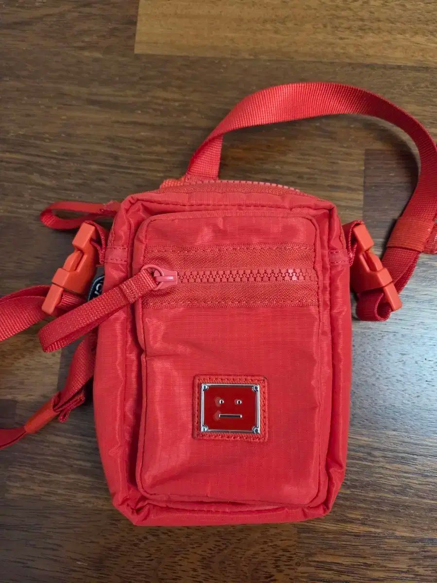 アクネストゥディオズ クロスバック レッド