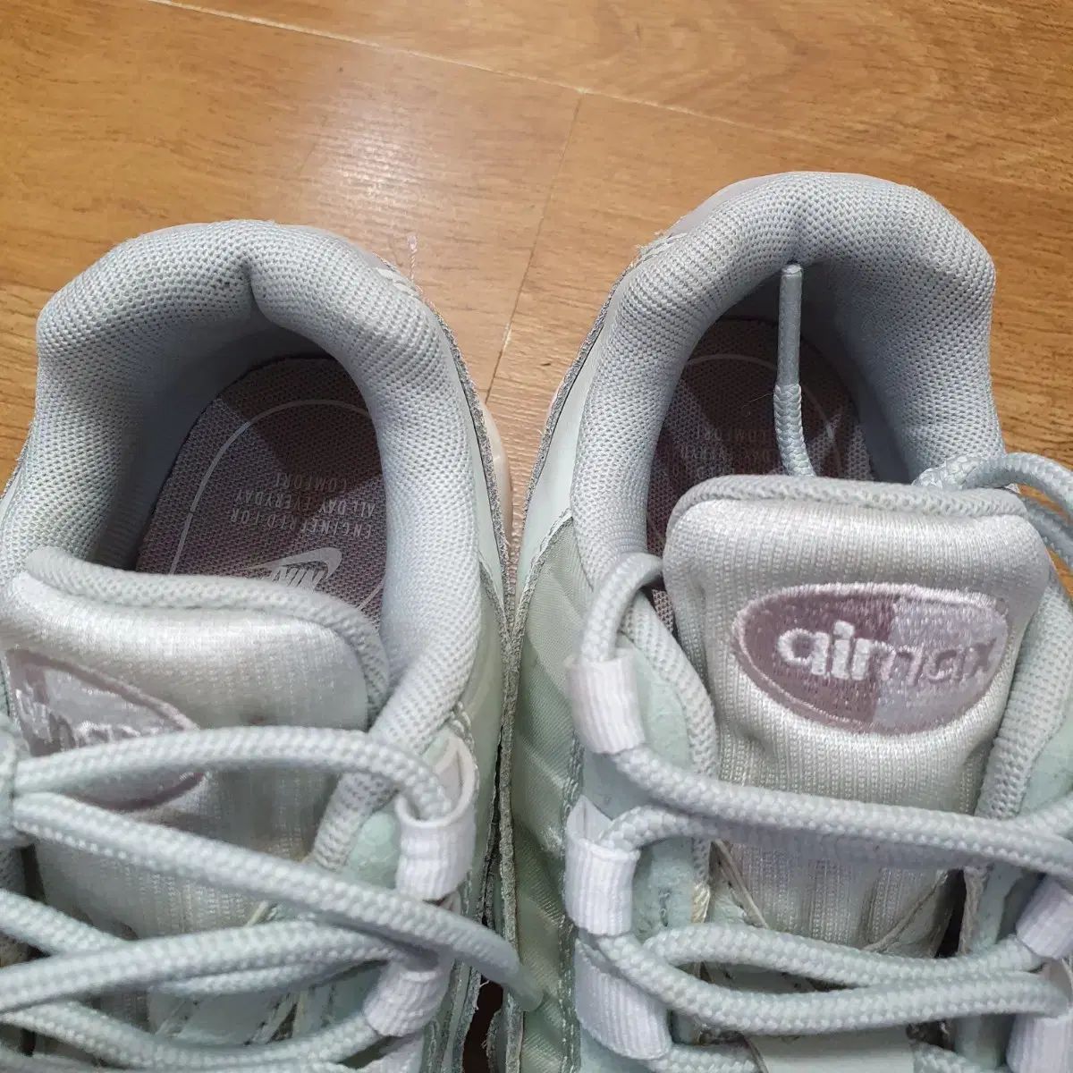 NIKE