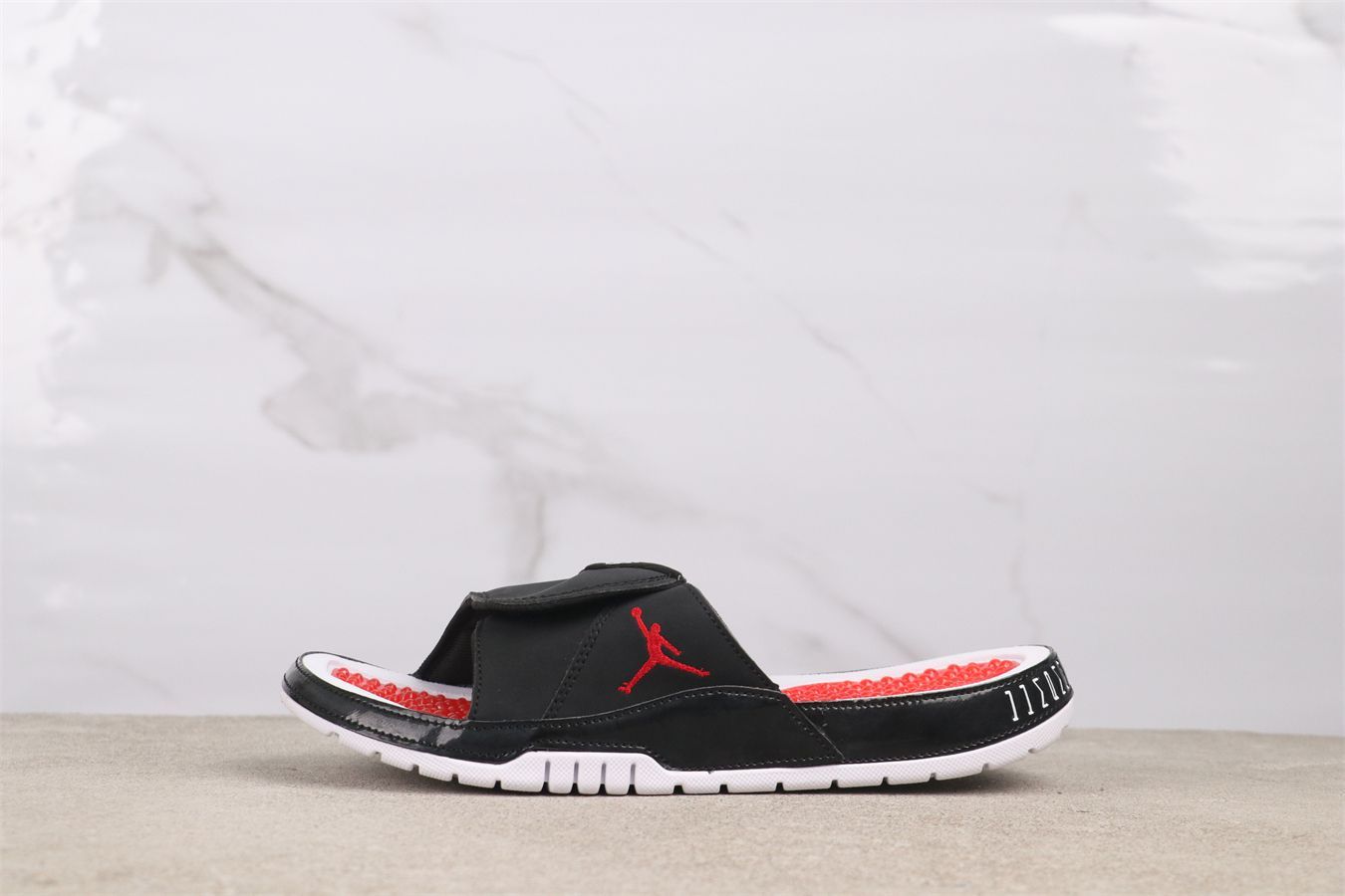 今日 Air Jordan AA1336-006 ブラックレッド スリッパ-WTO輸入