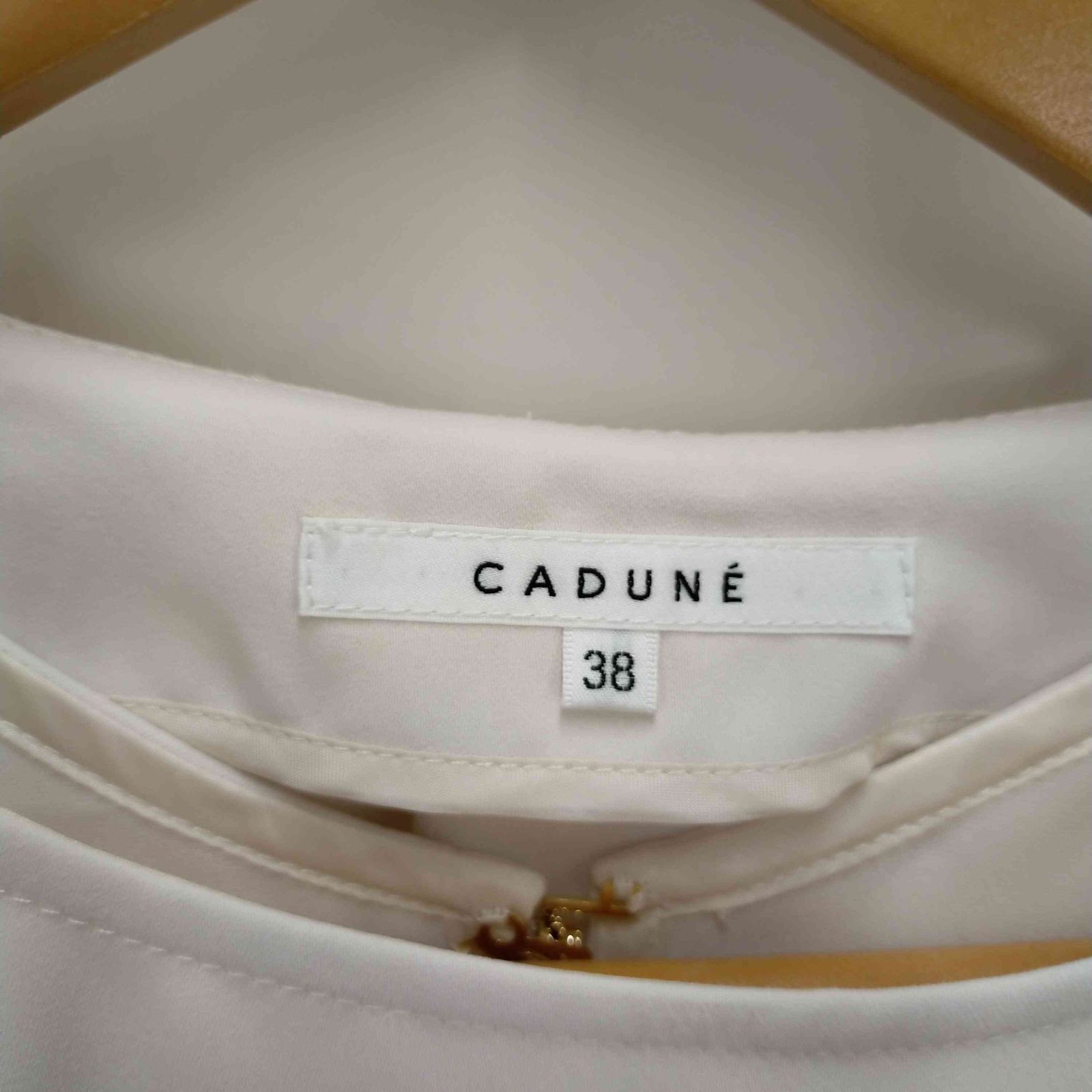 新品未使用タグ付CADUNE カデュネ 2way ブラウス CADUNE（カデュネ）の「【前後2WAY】ビッグボウタイブラウス