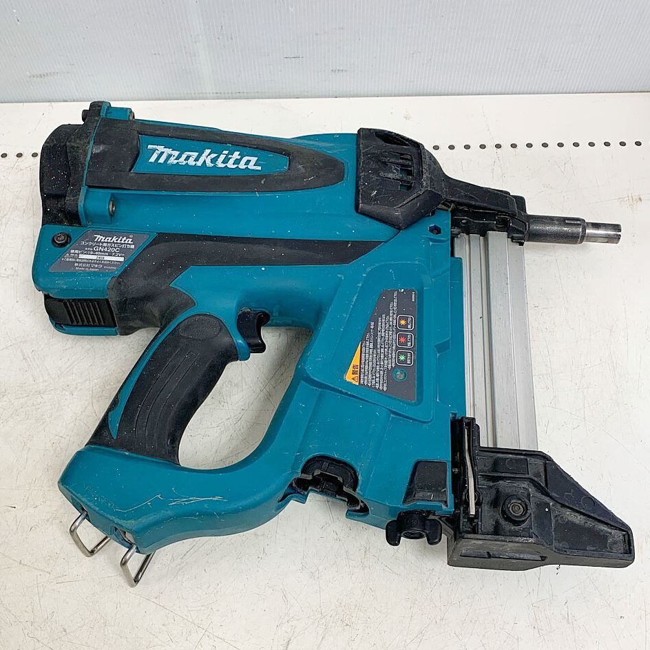 ♭♭MAKITA マキタ コンクリート用ガスピン釘打機　充電器・充電池1個・ケース付 コードレス式 7.2v  GN420C ブルー