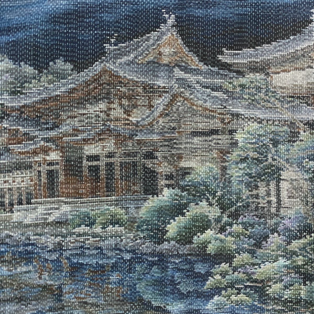 大島紬 身丈160.5cm 裄丈64.5cm M 袷 恵積五郎 建物 樹木 青灰色