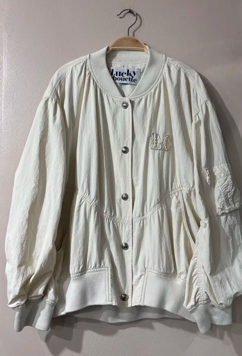 通常価格 47 1万ウォン ベストコンディション LUCKY CHOUETTE ラッキーシュエトゥ 刺繍ビーズロゴ シャーリング ブルゾン 乾燥完了