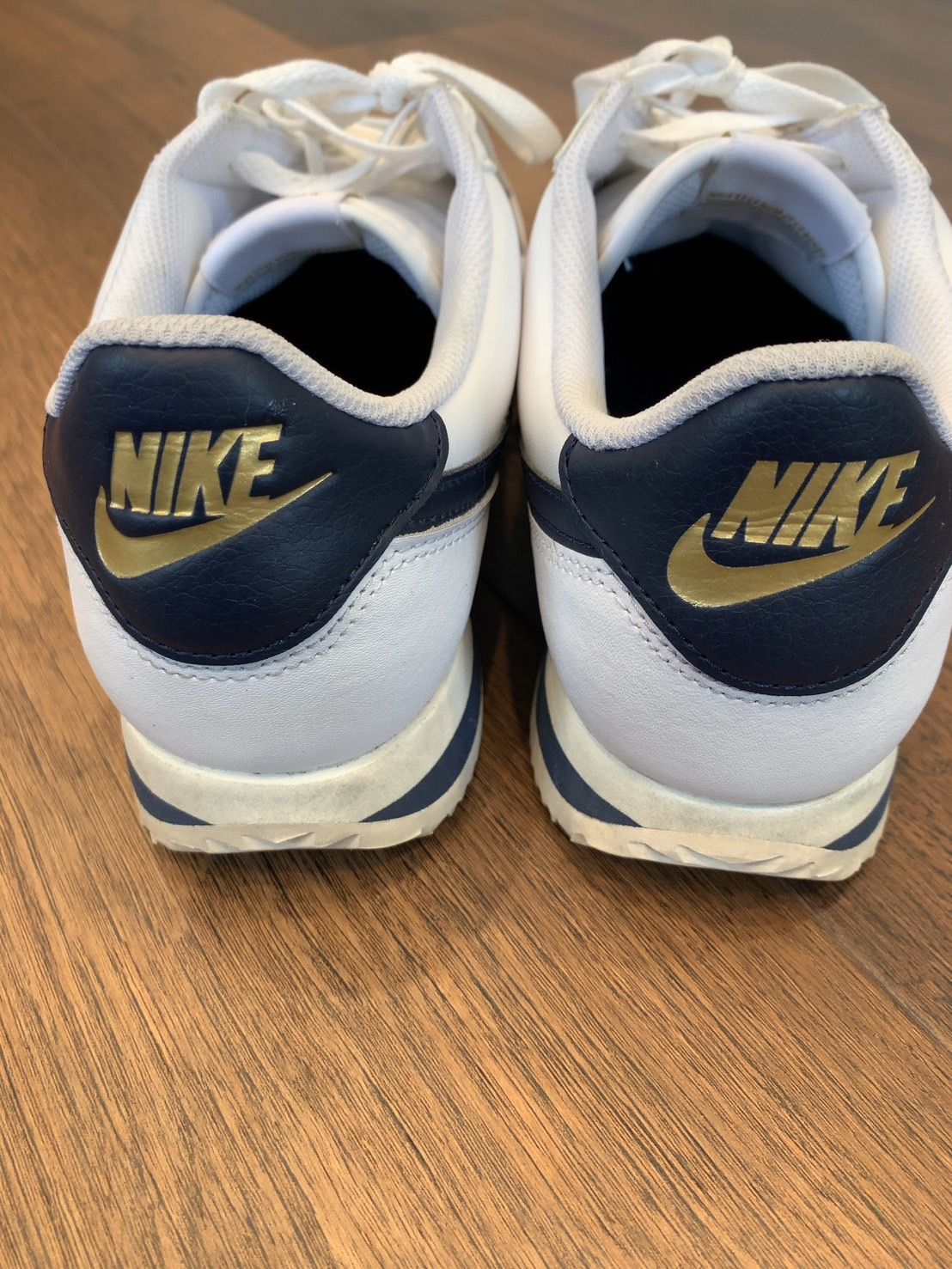 NIKE W CORTEZ OLY WHITE/OBSIDIAN-SAIL-LLIC GOLD 国内発送 NIKE W CORTEZ OLY WHITE/OBSIDIAN-SAIL-METALLIC GOLD （ナイキ