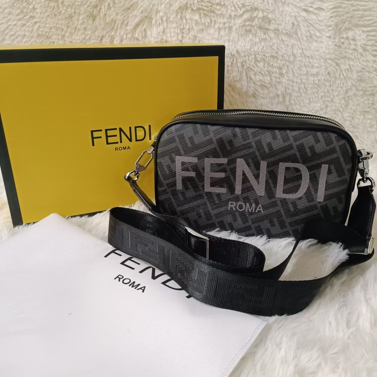 FENDI カメラバッグ  ショルダーバッグ