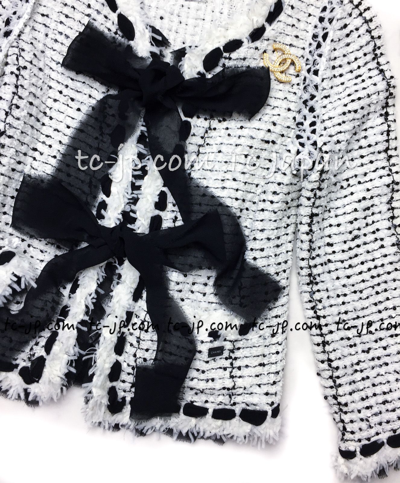 CHANEL - シャネル ジャケット CHANEL 大統領夫人の ホワイト・ブラック 白黒 リボン 貴重な大人気 ルサージュ ツイード・カーディガン 34 36 38 CHANEL - シャネル ジャケット CHANEL トランプ大統領 夫人の