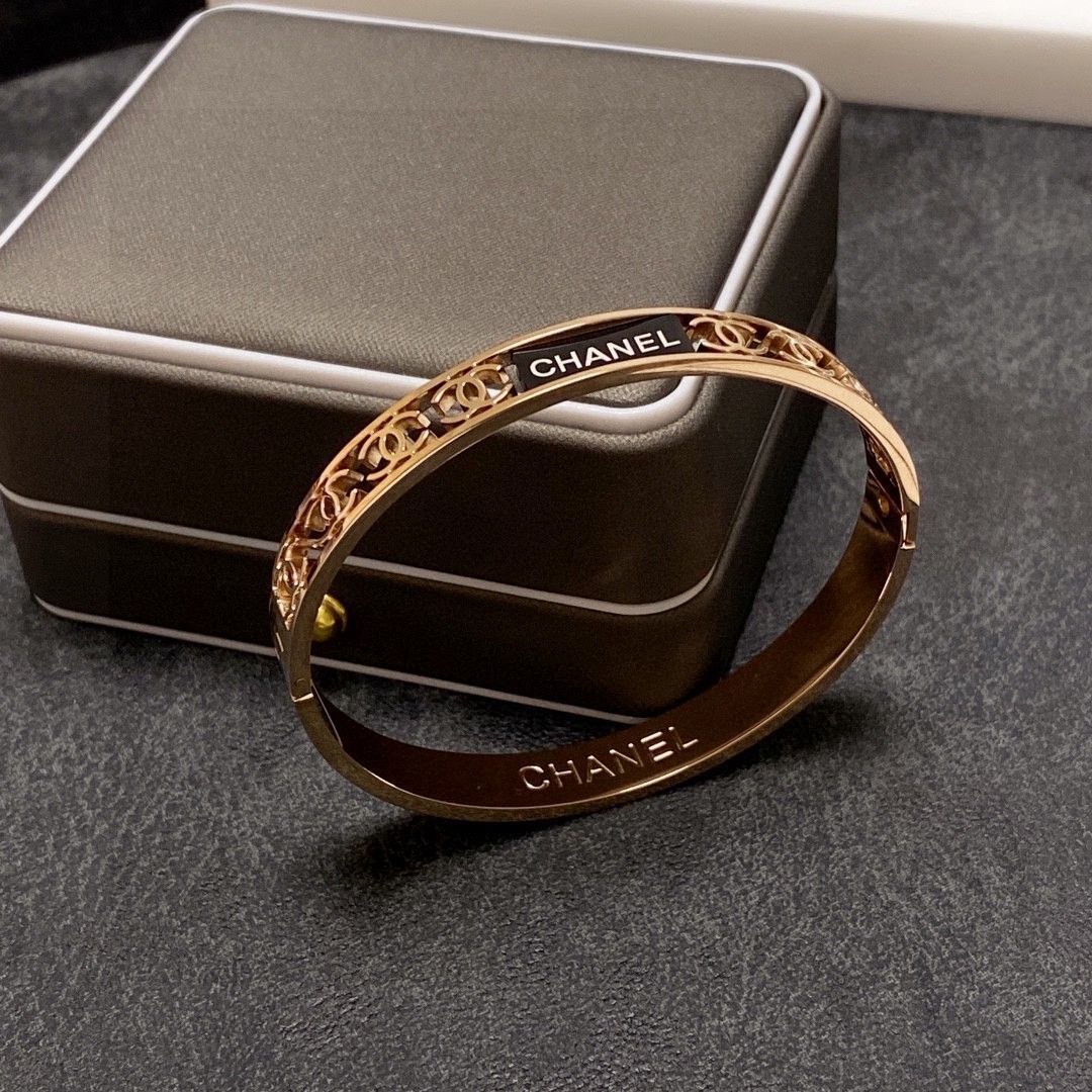 今日特価】Chanel シャネル オープンワーク メタリック