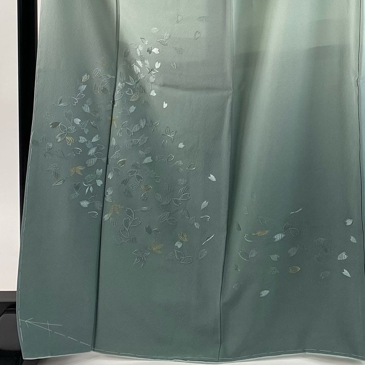 付下げ 身丈168.5cm 裄丈70cm L 袷 落款 花びら 葉柄 刺繍 金糸 灰緑 正絹 秀品