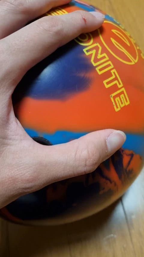両手で ボーリング