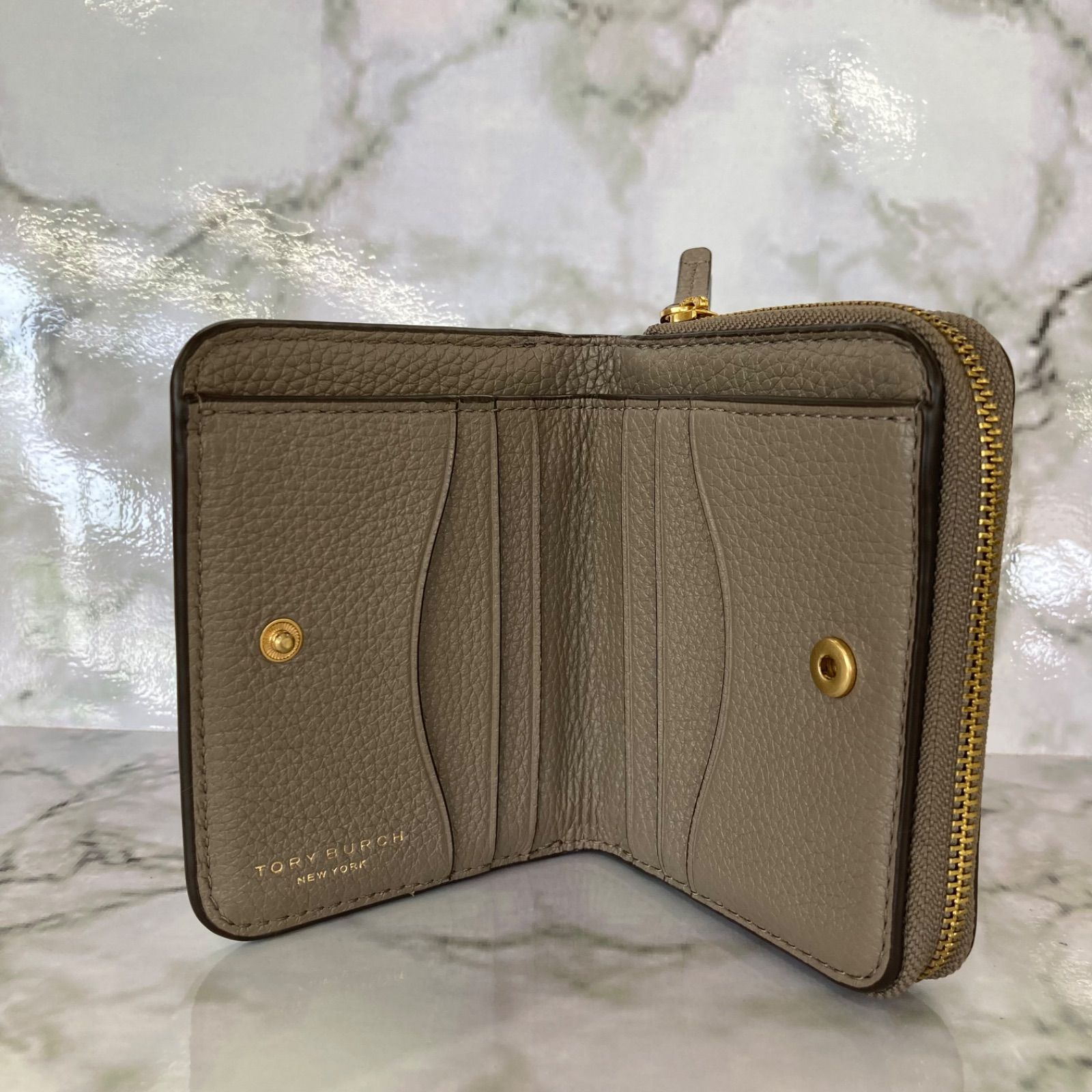 美品　Tory Burch 二つ折り財布 グレージュ Tory Burch - 美品 トリーバーチ 二つ折り財布 グレー レザー