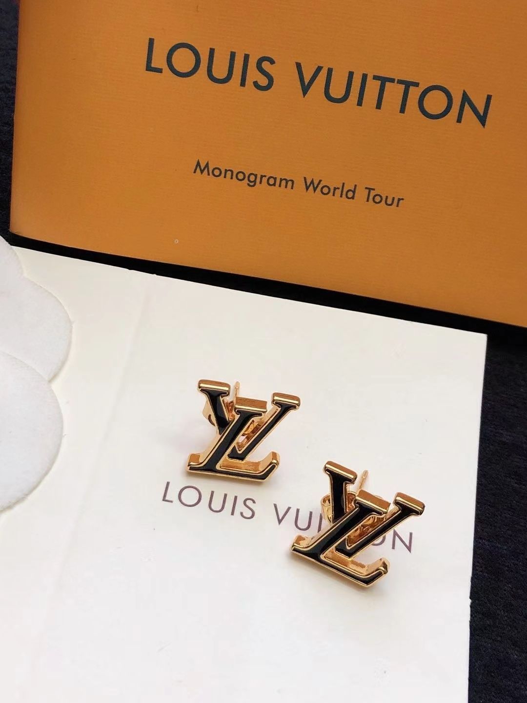 LOUIS VUITTON ルイヴィトンブックル LV イニシャルピアス