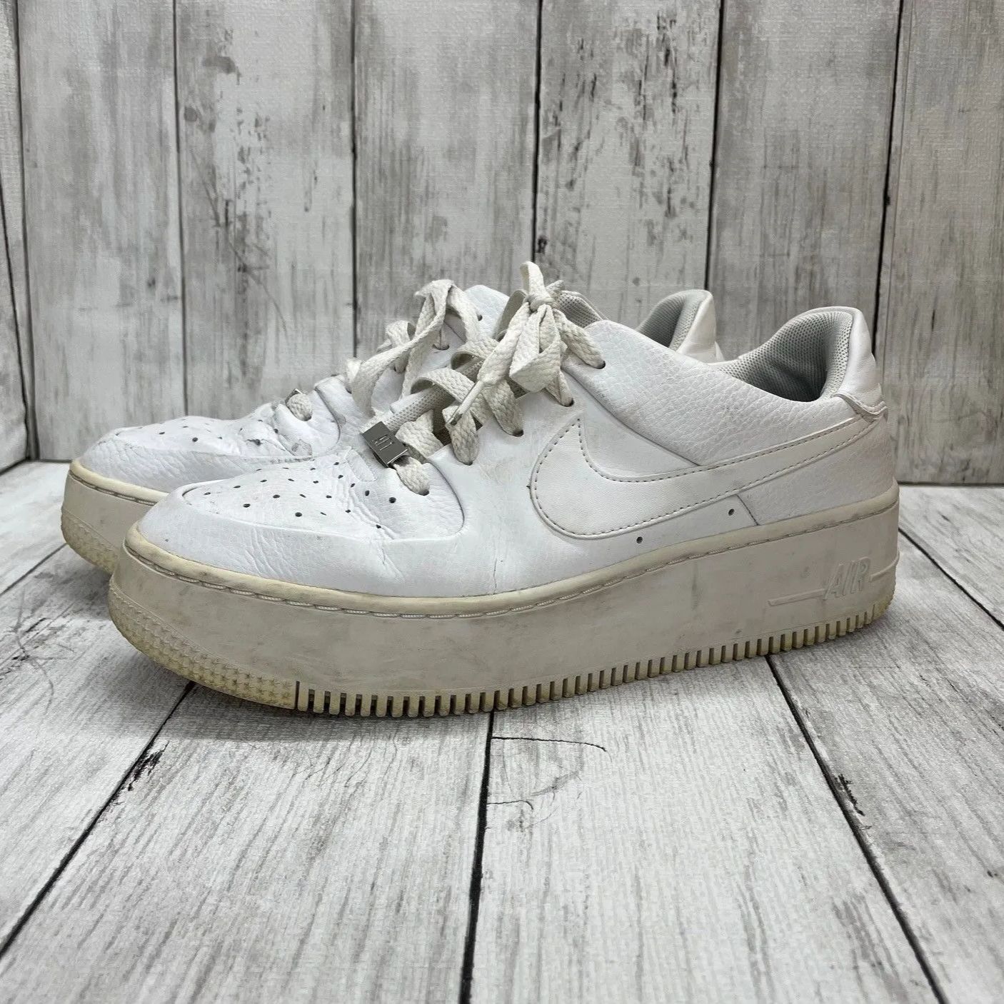 NIKE 】ナイキ ウィメンズ エアフォース1 セージ ロー トリプル NIKE 】ナイキ ウィメンズ エアフォース1 セージ ロー トリプル