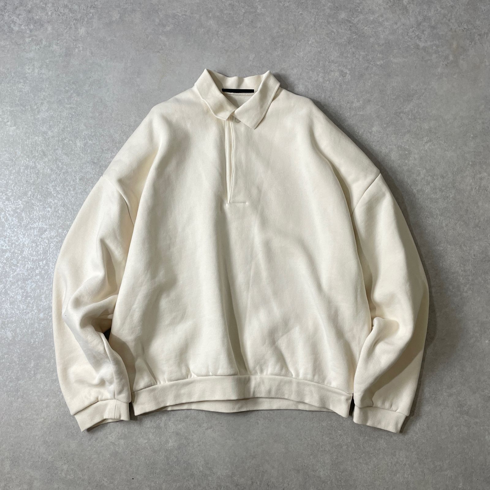 FEAR OF GOD ESSENSIALS ロゴプリント フリース ポロスウェット 