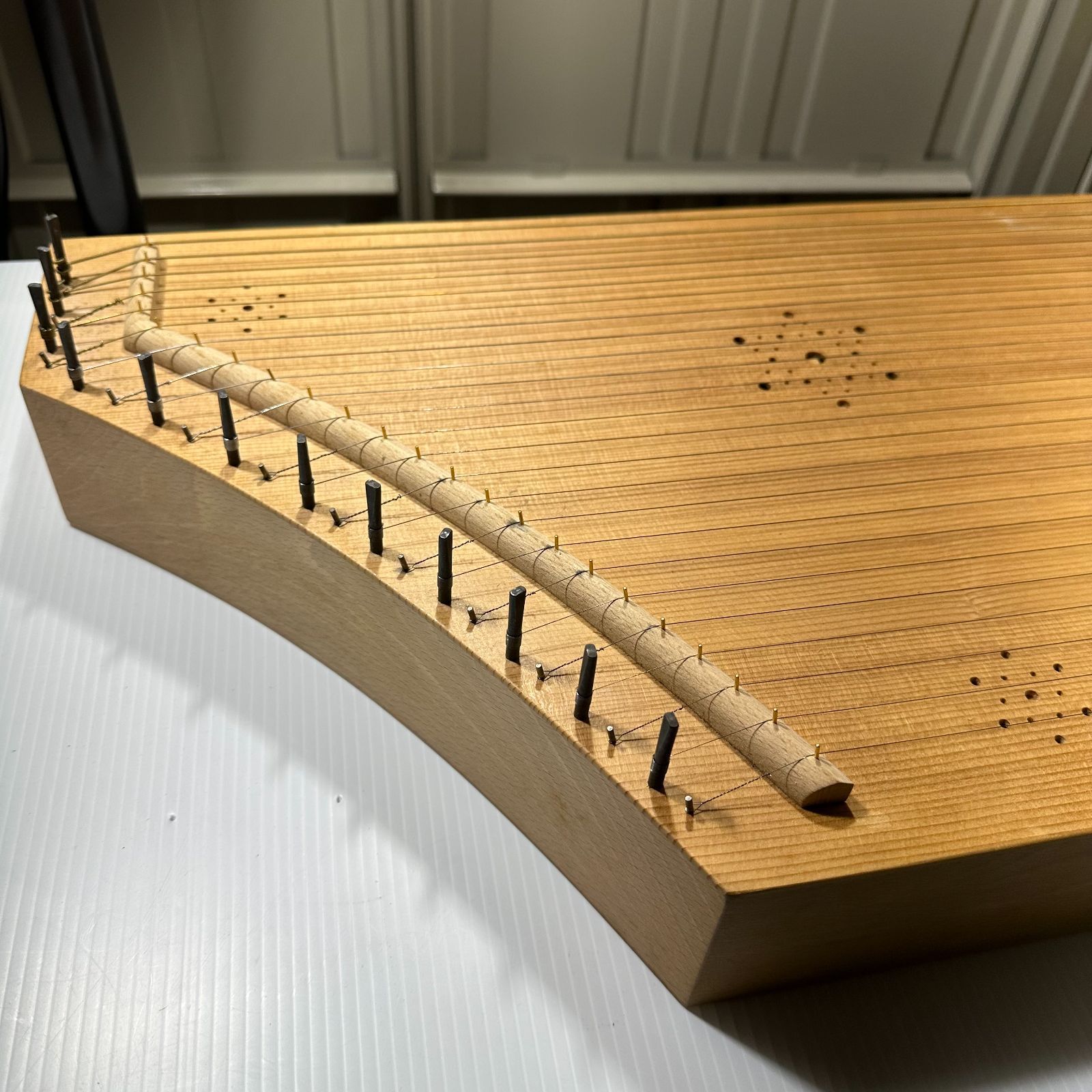 底値美品 古代ギリシャ民族器 Psaltery プサルタリー 35弦 55cm 弦器 寄木細工 木製ハードケース 弓2本 BOSS チューナー付 その他