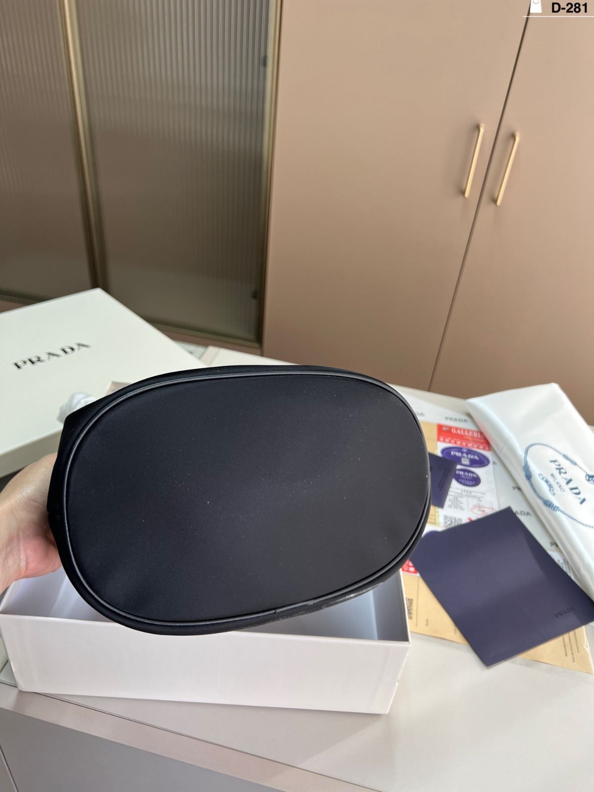 2025年春夏新作★PRADA★リナイロン スモール バケットバッグ 今日特価】PRADA 2025 春夏 ナイロン バケットバッグ 23×25cm