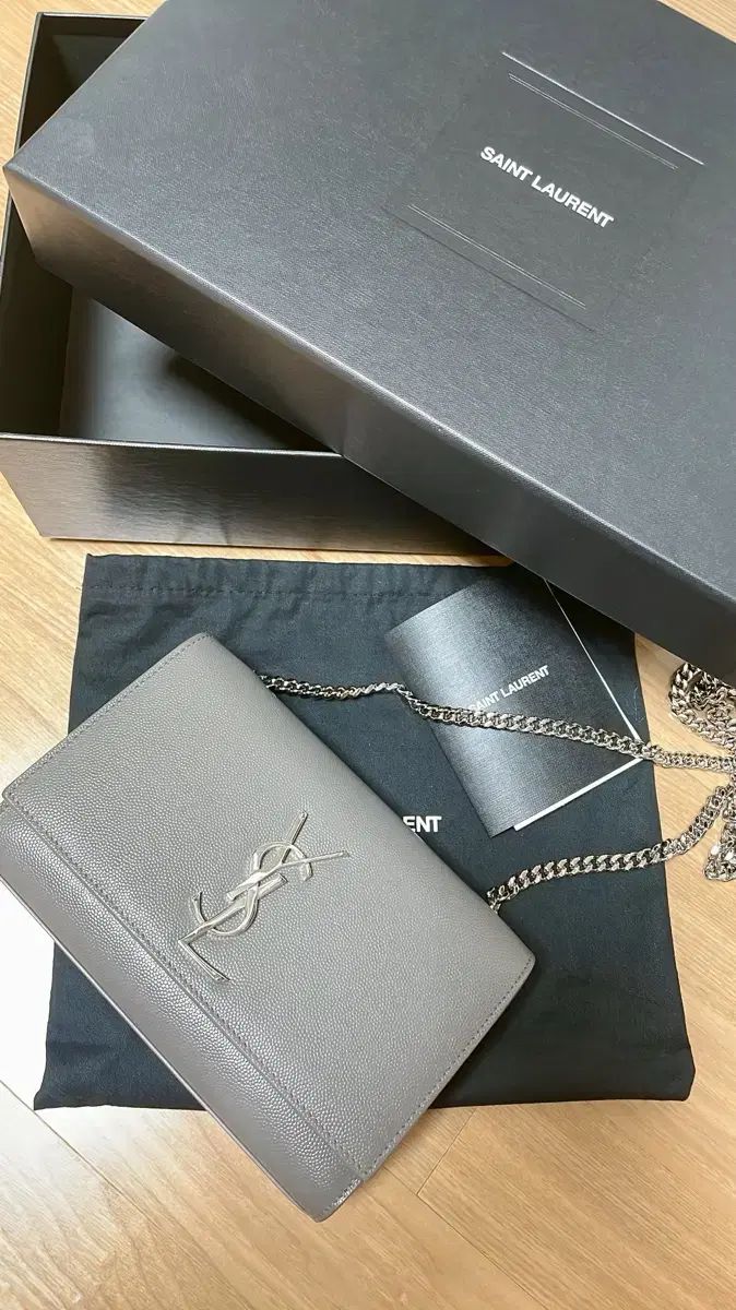 正規品 Saint Laurent(サンローラン) ケイトバッグ Sサイズ (グレー&シルバー)