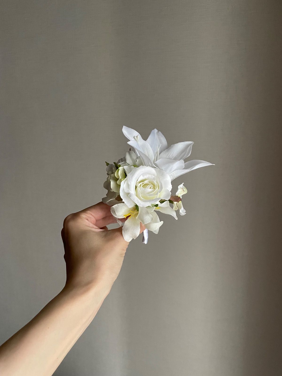 white×lightgreen クラッチブーケ ウェディングブーケ ブートニア