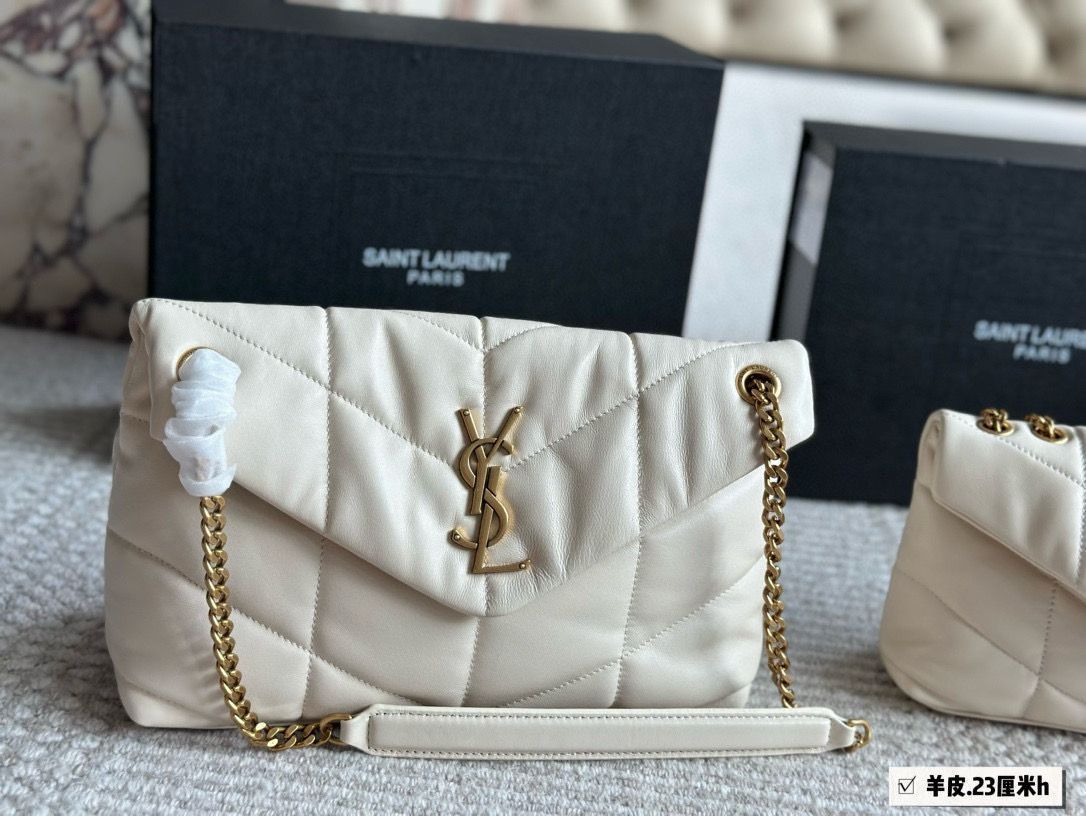 ⭐️ YSL の Loulou Puffer クッションバッグ 大きさ 29×22cm 小ささ 23×16cm -MM輸入5