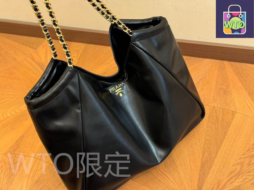 プラダ ブラック ハンドバッグ 並行輸入品 PRADAプラダの非常に質感のあるブラックショルダーバッグ|本日