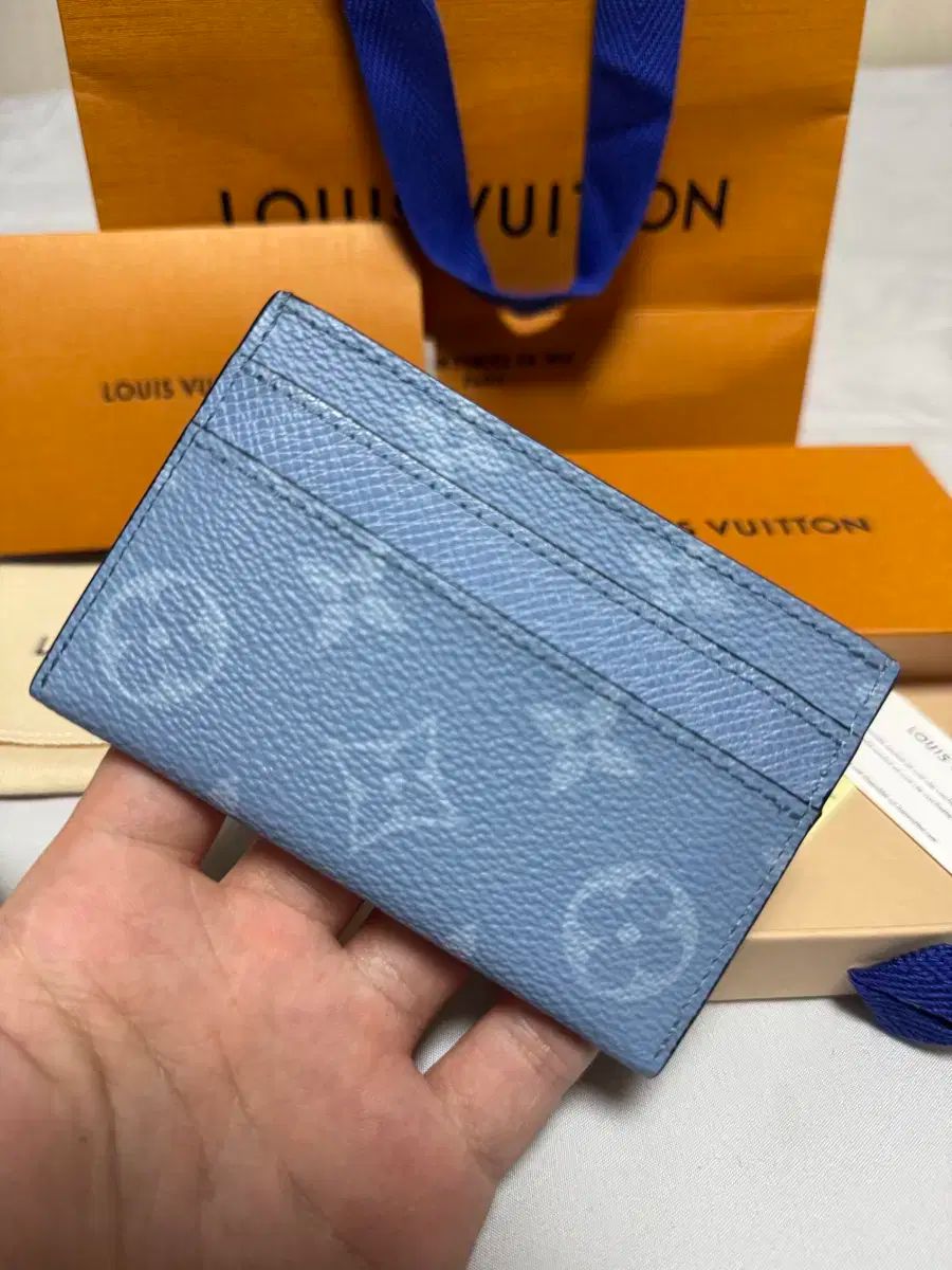 ルイヴィトン タイガ ラマ ディスカバリー コンパクト ウォレット