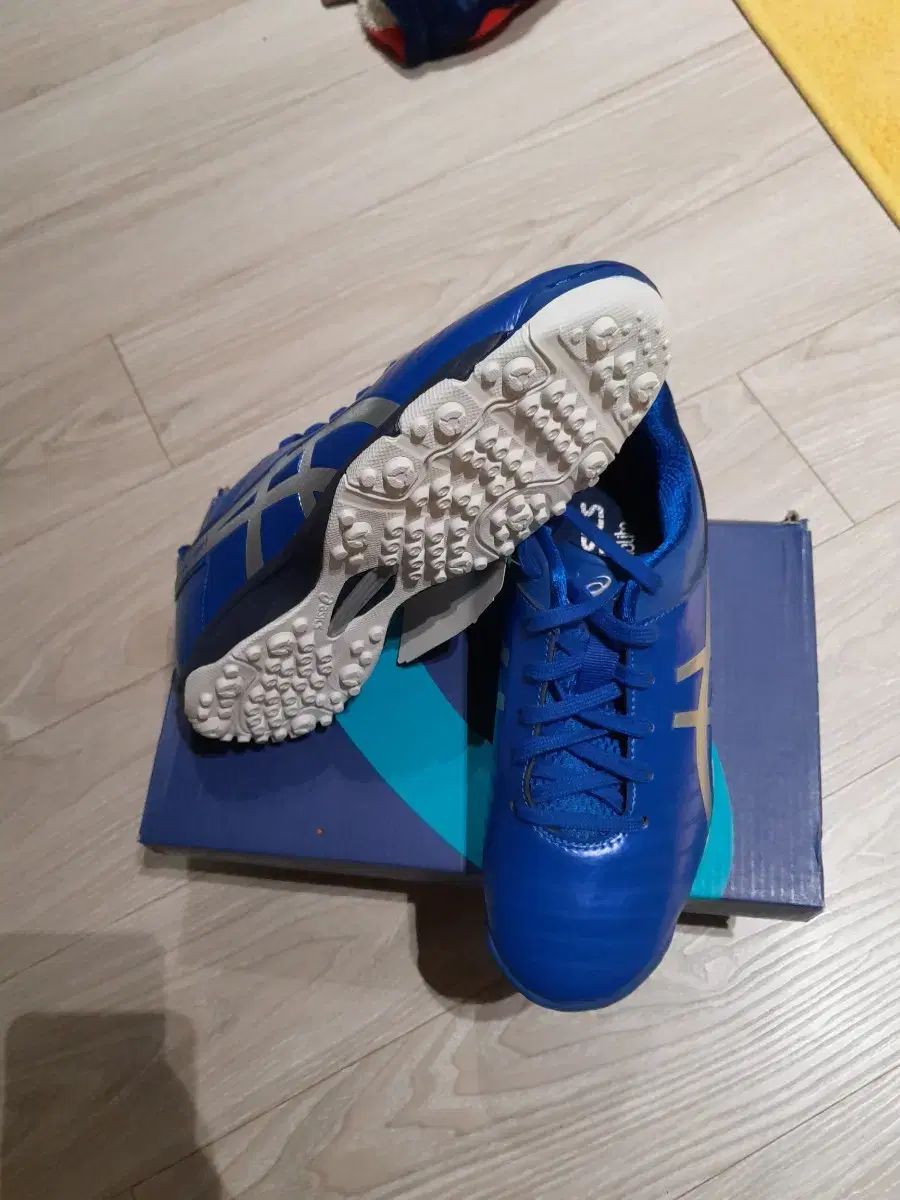 最新作，新作登場 新品 Asics(アシックス) サッカーシューズ 235 240 フットサルシューズ