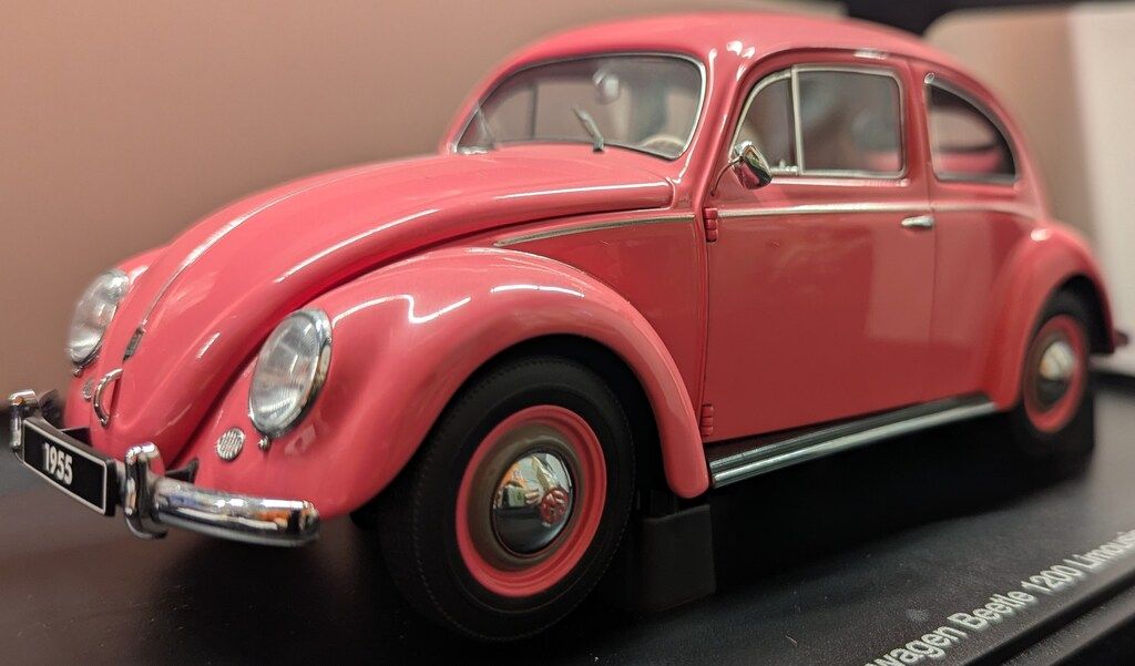 AUTOart 1 18 MILLENNIUM Volkswagen Beetle 1200 Limousine 1955 Pink 79775