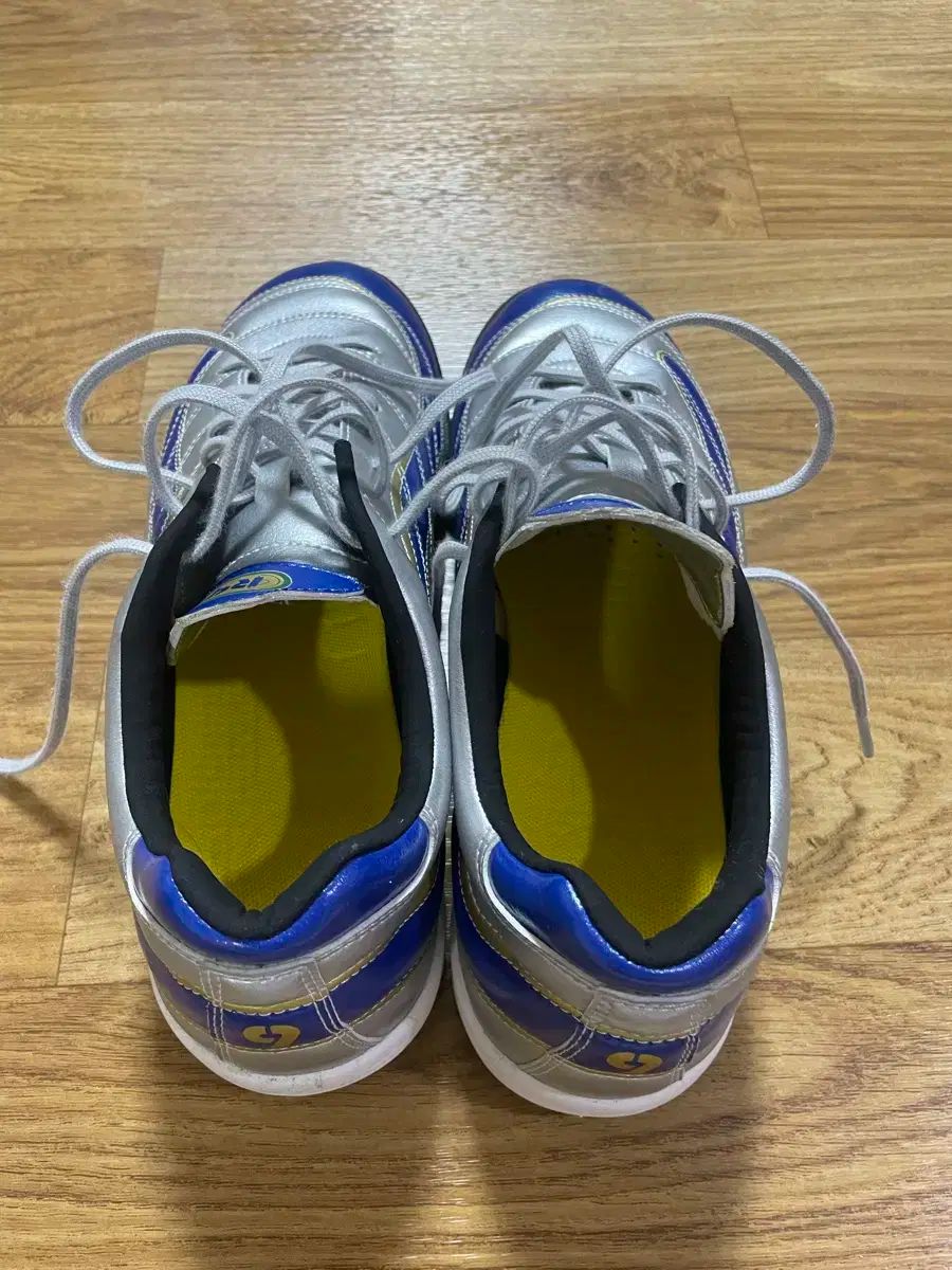 R9 サッカーシューズ