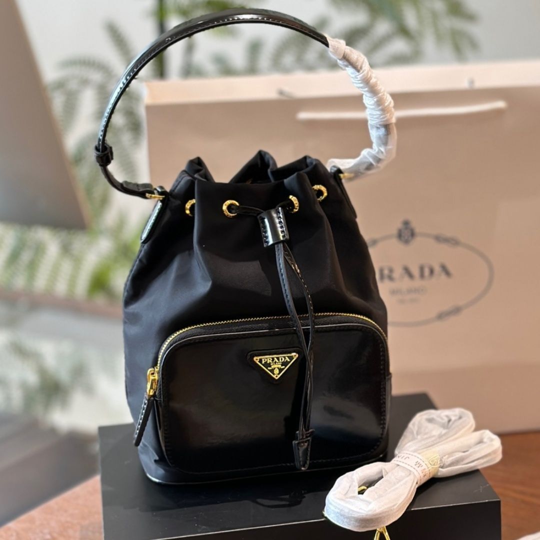 極美品 PRADA プラダ 新品 未使用 超人気 斜めがけバッグ ショルダーバッグ 大容量 通勤 お洒落 手提げバッグ - メルカリ