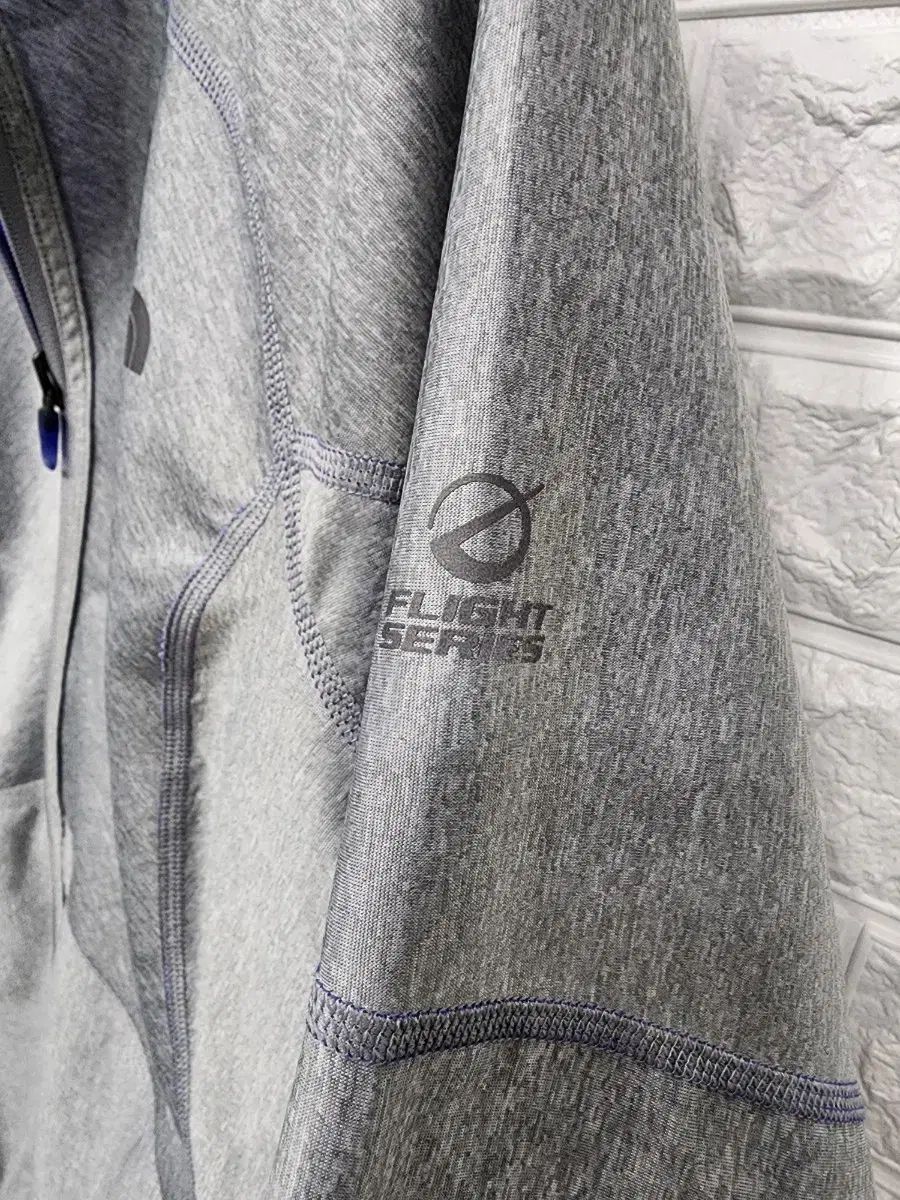 絶対お買い得！ THE NORTH FACE ザ ノース フェイス リバーシブル ジップアップジャケット 95 繊細さのある