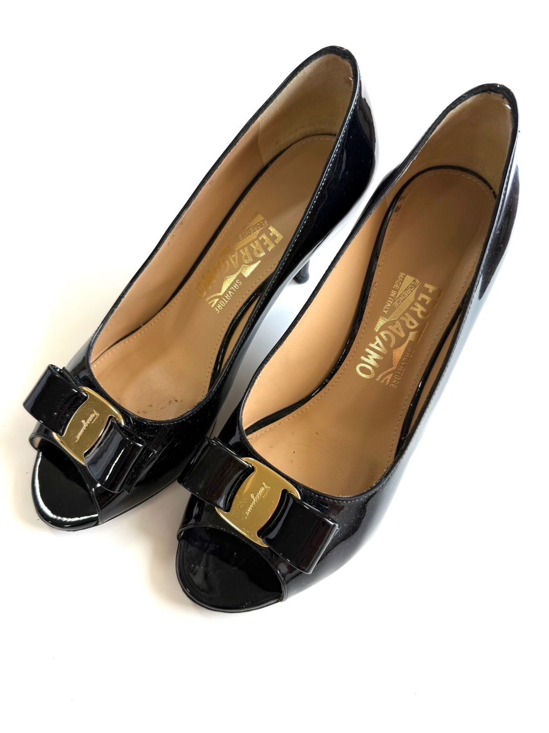 【箱・保存袋付き】Ferragamo フェラガモ ヴァラリボン パテントレザー パンプス 7cmヒール 黒 7½D