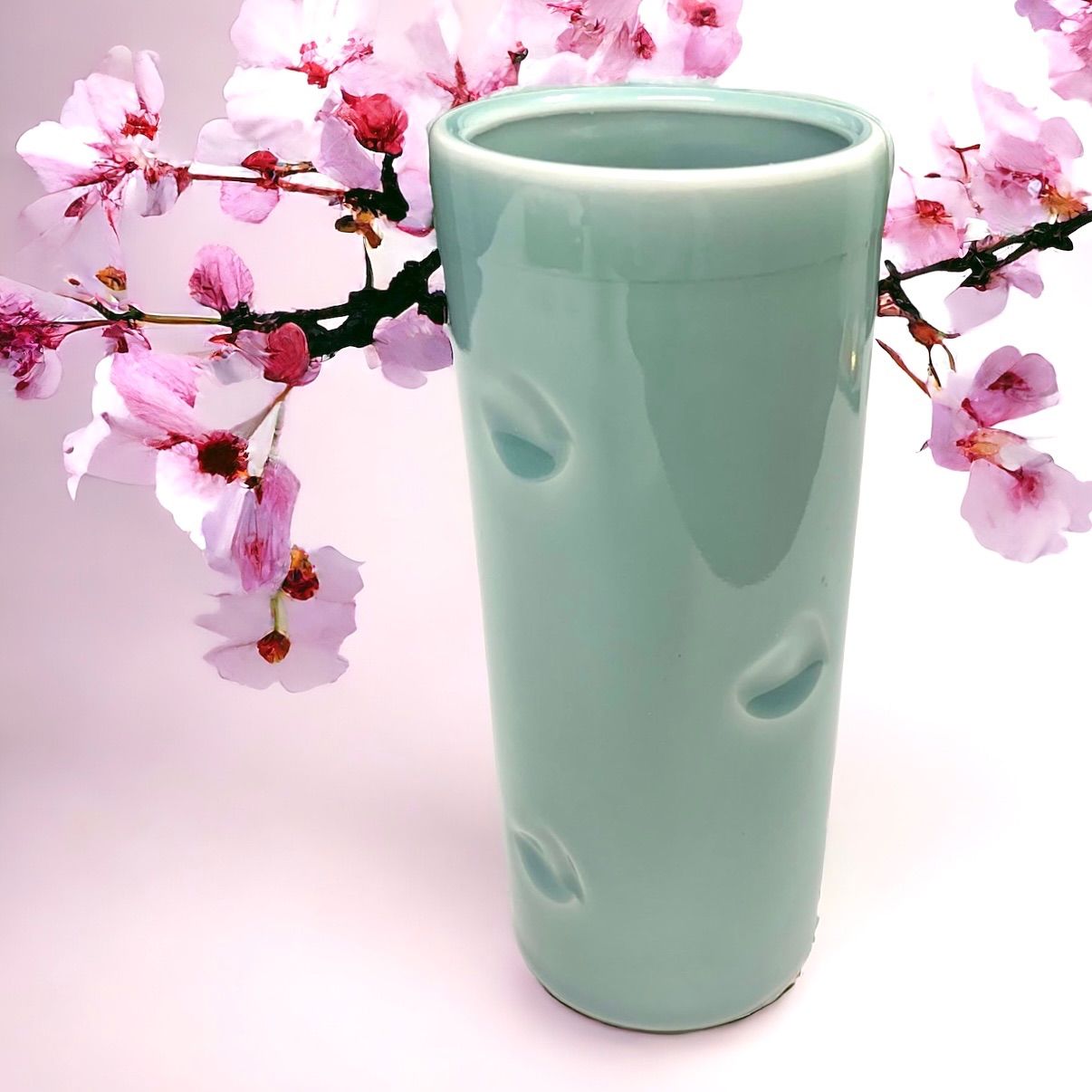 【新品未使用⭐️砥部焼 吉山窯 青磁寸筒】 筒花入れ 花瓶　 高さ約18cm　口径約7cm　重さ約667ｇ　薄緑色がとてもきれい　  さまざまな切り花に合います （AYA）