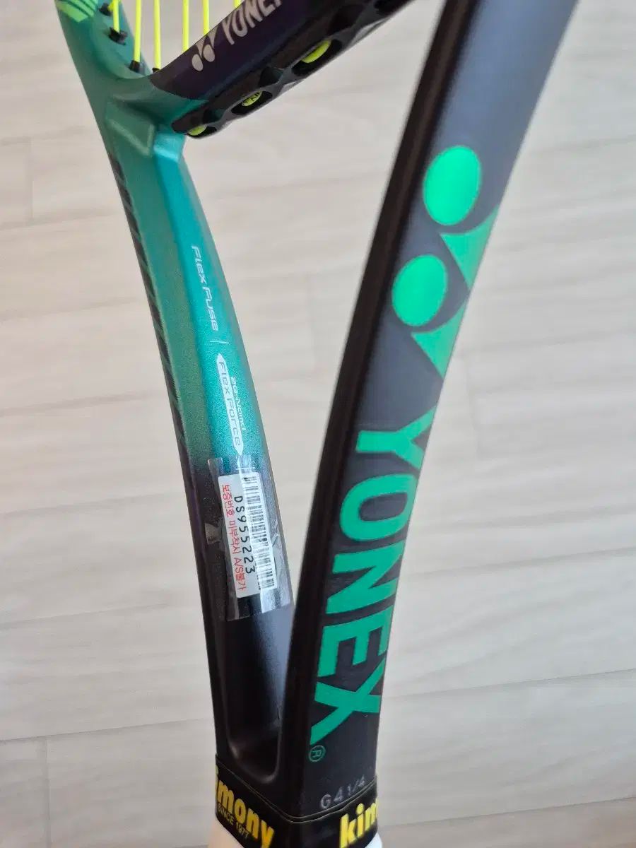 YONEX V
