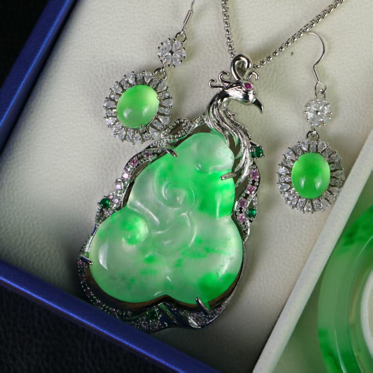 中国古美術 時代物 高冰満緑 翡翠 観音玉牌ペンダント 福豆イヤリング 開運 中国古美術 時代物 高冰満緑 翡翠 観音玉牌ペンダント 福豆イヤリング 開運