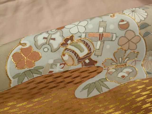 宝尽くし飛鶴草花文 金彩