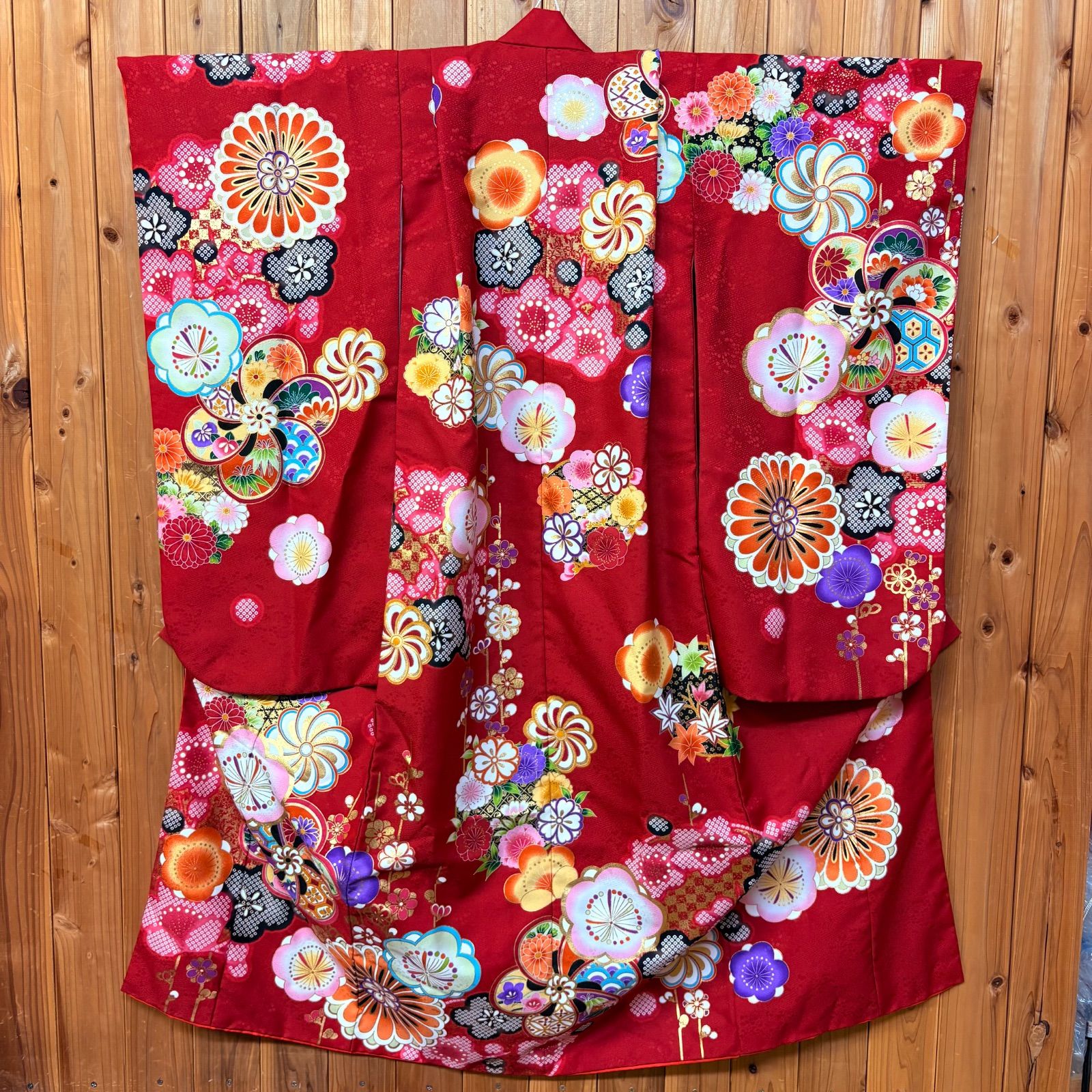 < >女の子 着物 七五三 七草 晴れ着 総柄 和柄 振袖 古典柄 桜 牡丹 大輪柄