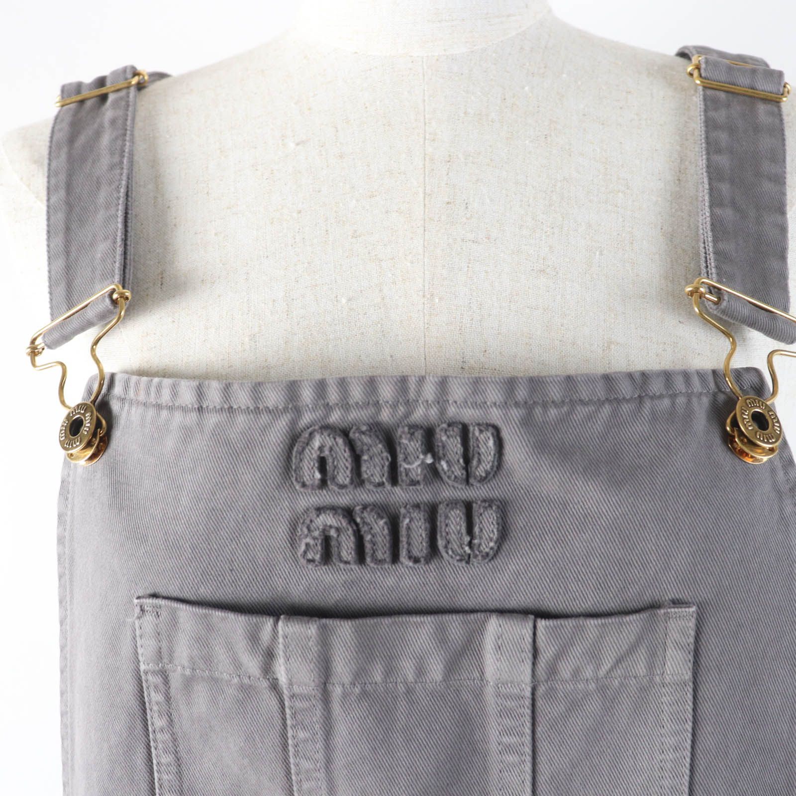 【MiuMiu】ガーメントダイギャバジンのショートダンガリードレス Miu Miu ガーメントダイ ドレス | グリーン | FARFETCH JP