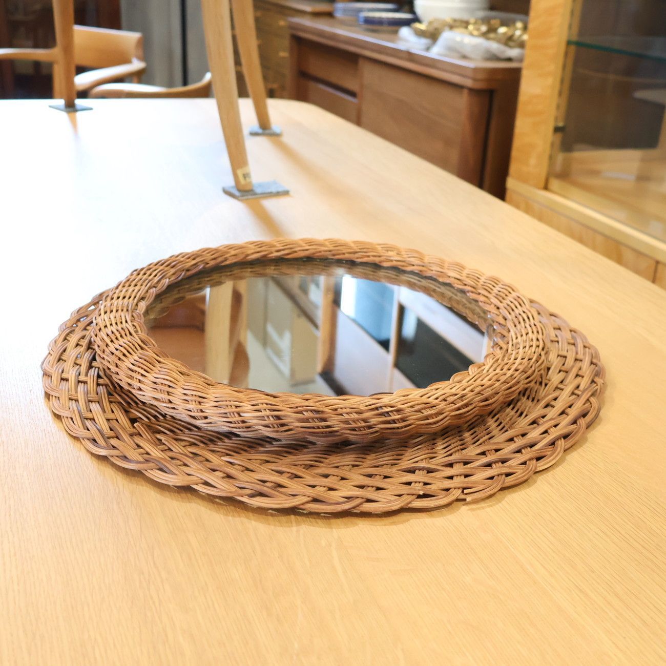 フランスアンティークのラタンの立体的なデザインが印象的なラウンド