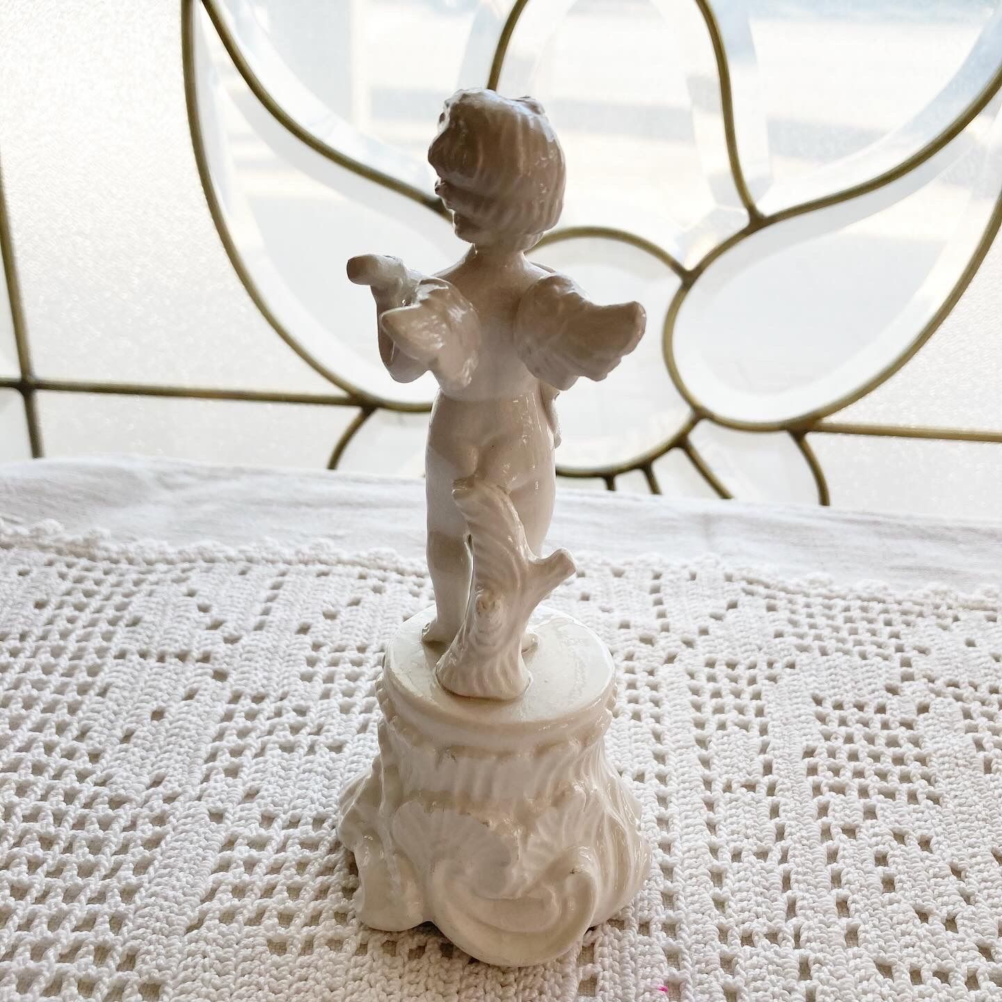 フランス直輸入】天使の愛らしい表情と繊細なディテールが魅力 陶器の